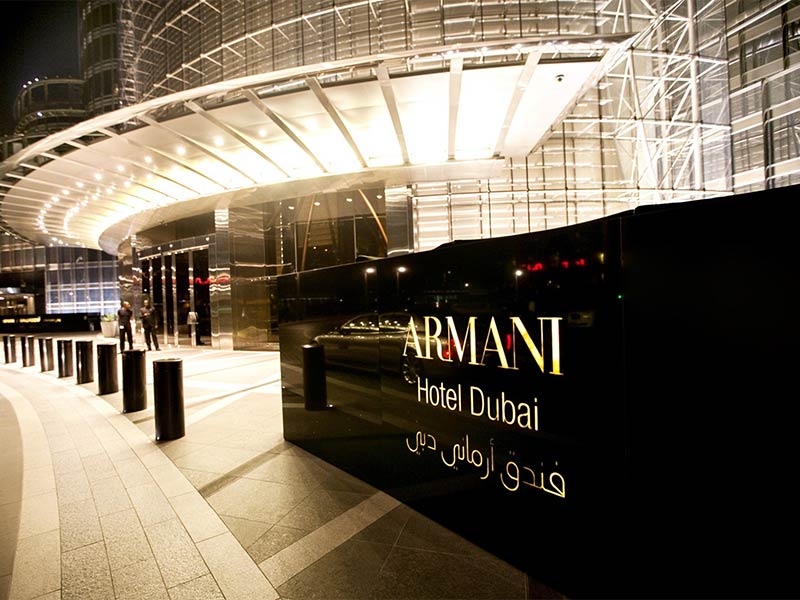 اضغط لمشاهدة الفيديو: شرطة دبي ترافق سائحة أمريكية في جولة للعثور على محفظتها!